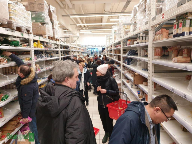 В Киеве скупают товары первой необходимости и закрывают рестораны