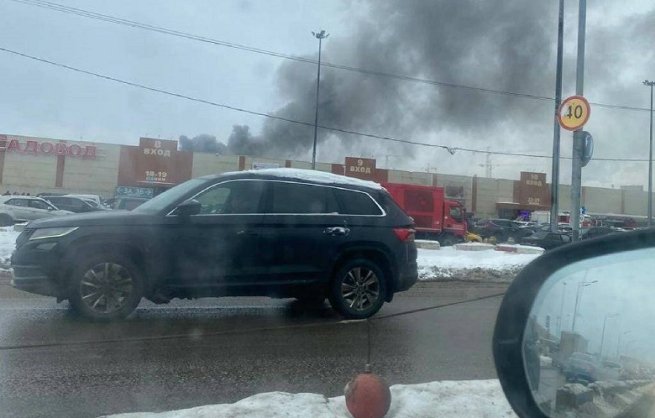 На торговом рынке «Садовод» в Москве произошел пожар На торговом рынке «Садовод» в Москве произошел пожар