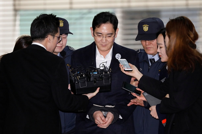 Прокуратура проводит очередной допрос арестованного главы Samsung