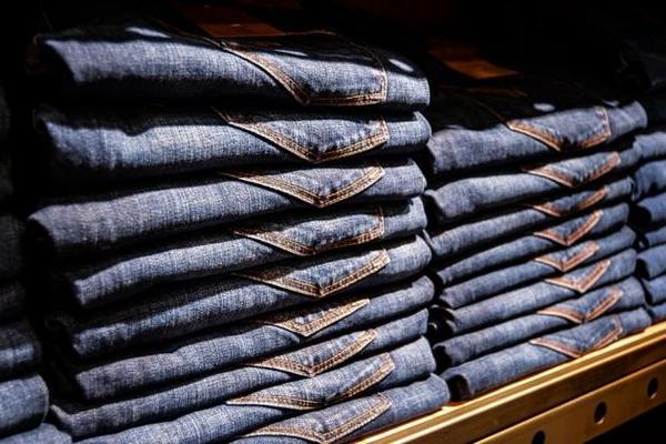 Еврокомиссия предлагает ввести пошлины в 25% на джинсы и клюкву из США