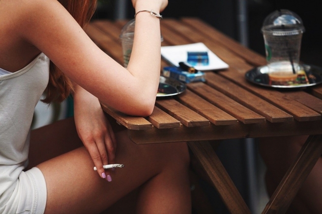 Москвичам разрешат курить в летних кафе