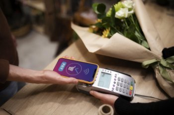 В РФ усилят контроль за безналичными платежами в рознице