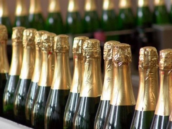 В России могут ввести минимальные цены на шампанское и вино