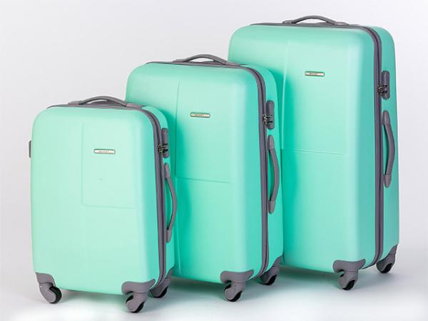 Спрос на чемоданы вырос на две трети с начала года – Авито