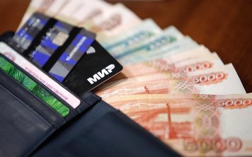Россияне стали чаще сталкиваться с предложением оплатить покупки наличными