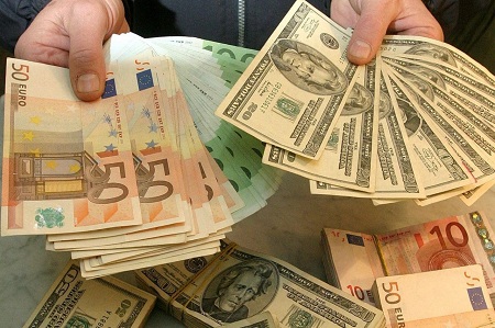 Доллар и евро продолжают расти