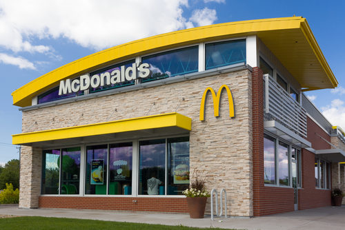 Макдоналдс продает свои рестораны и франшизу в 13 регионах России