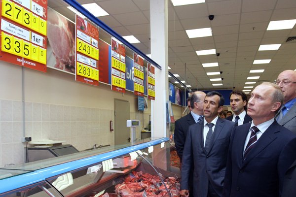 Путин призвал следить за ценами на продовольственные продукты