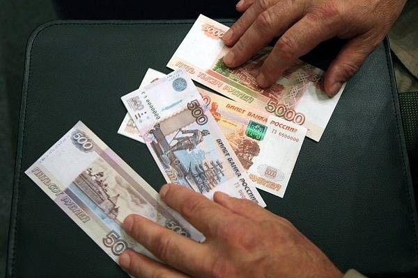 Власти озвучили причины падения доходов россиян 