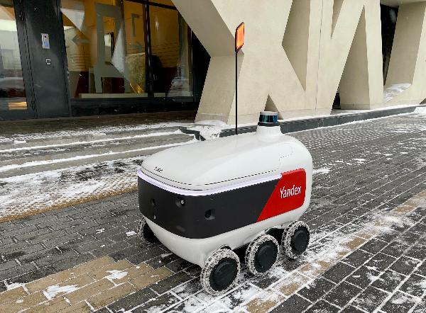 Роботы-курьеры «Яндекса» начали доставлять заказы в жилые дома
