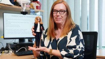 Создатель Барби выпустил куклу в честь разработчика вакцины AstraZeneca