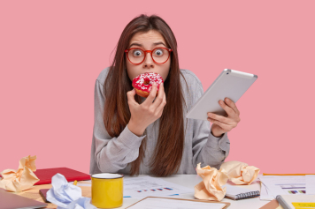 РОМИР: россияне борются со стрессом с помощью еды