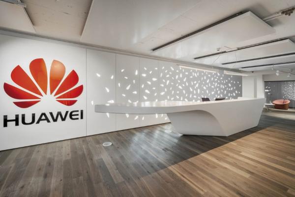 Работу с Huawei приостанавливают крупные компании США