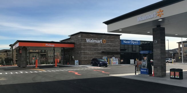 Walmart объединил магазины с заправкой