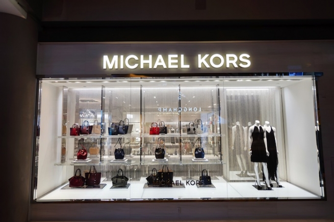 Michael Kors закрывает более 100 магазинов
