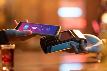 Россияне стали чаще оплачивать покупки с помощью смартфонов