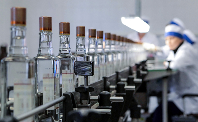 Крупнейшие российские производители водки замедлили темпы выпуска напитка в 2022 году