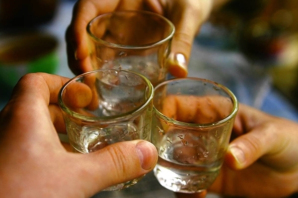 Госдума рассмотрит законопроект о праве регионов запрещать торговлю алкоголем в кафе в жилых домах