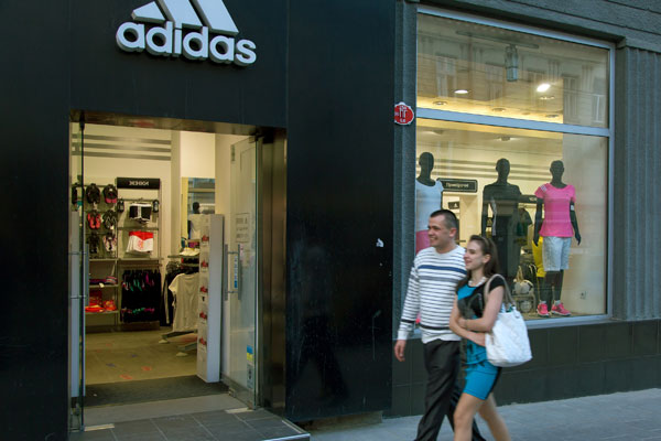 Выручка Adidas в России и СНГ снизилась на 10%