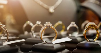 Мерседес и кольцо с бриллиантом: о чем мечтают женщины 8 марта?