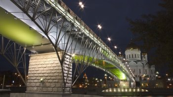 В Москве под эстакадой Патриаршего моста откроют магазин и кафе