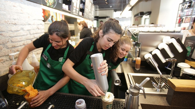 Starbucks наймет на работу 2,5 тыс. беженцев в Европе