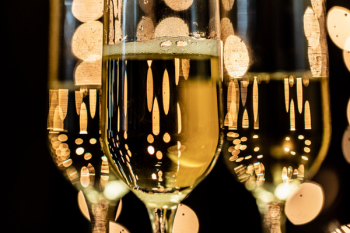 Средняя стоимость российского шампанского за год выросла на 6,25%