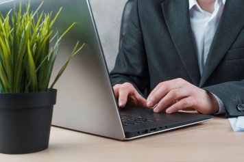 Спрос на сотрудников с навыками применения ИИ осенью вырос на треть