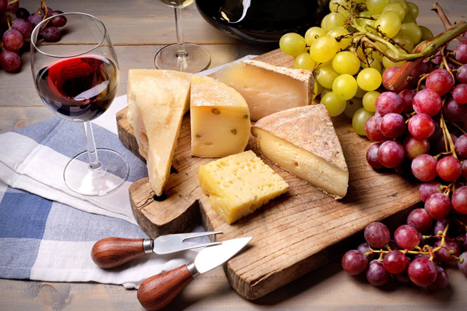 Эксперт «Роскачества» рассказала, какие продукты не сочетаются с вином