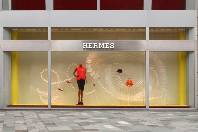 Элегантность спорта в дизайне витрин Hermes от Systems Ltd