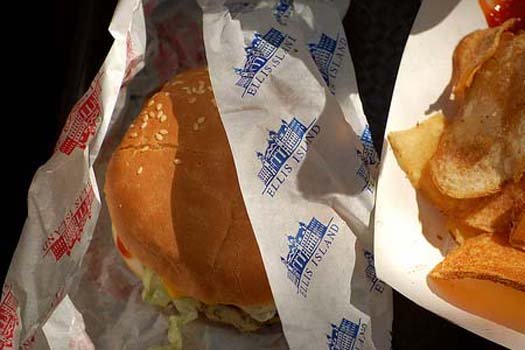 Рестораны быстрого питания обложат «налогом на мусор»