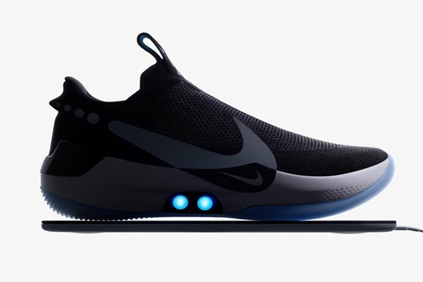 Nike официально представил кроссовки с автоматической шнуровкой