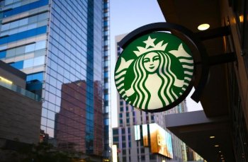 Starbucks возвращает сотрудников в офисы