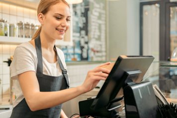 Родители считают работу курьером или продавцом подходящей для подростков – исследование