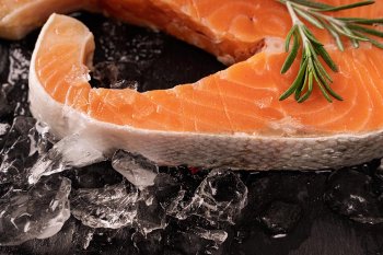 Оптовые цены на лосося в России стали снижаться