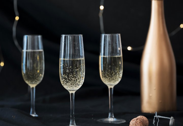 Продажи игристого вина в России в 2025 году упали на 3,2%