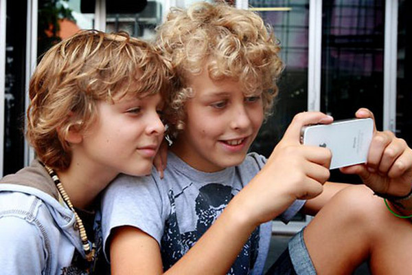 Акционеры Apple призвали бороться с одержимостью iPhone у детей
