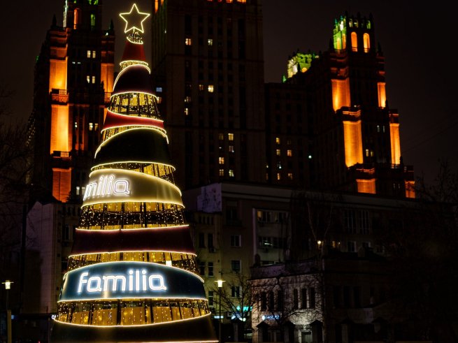 Familia установила брендированную елку на Красной Пресне в Москве 