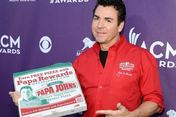 Основатель Papa John's ушел из компании после расистского скандала