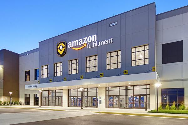 Amazon стал крупнейшим ритейлером одежды в США Amazon стал крупнейшим ритейлером одежды в США