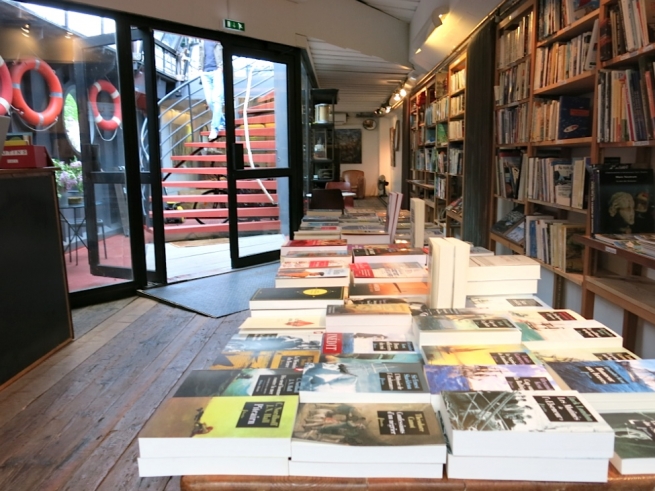 На борту баржи в Париже открылся специализированный книжный магазин