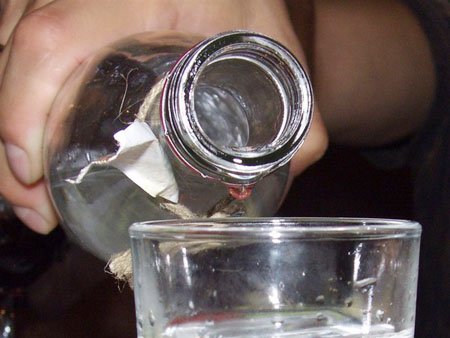 Россияне стали покупать меньше водки Россияне стали покупать меньше водки