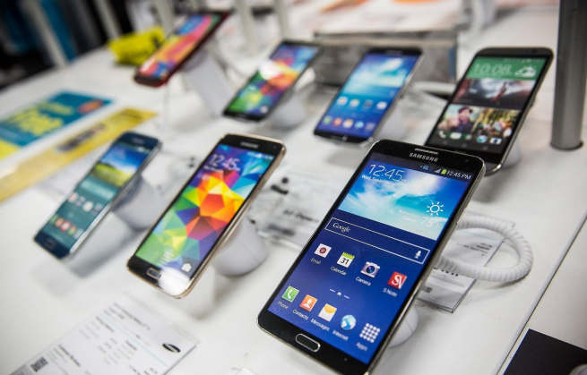 Поставки бюджетных смартфонов в Россию сократились более чем на 50%