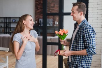 Сколько россияне планируют потратить на подарки к 8 марта – исследование