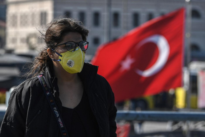 Власти Турции отменили обязательное использование масок