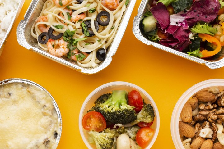 ВЦИОМ: каждый второй россиянин периодически приобретает готовую еду