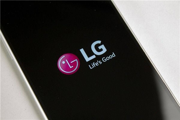 LG запатентовала скручивающийся смартфон