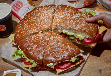 «Бургер Кинг» впервые представил новый формат легендарного бургера