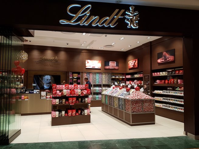 Швейцарский производитель шоколада Lindt приостановит поставки продукции в РФ