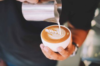Эксперты назвали среднюю цену чашки кофе в общепите